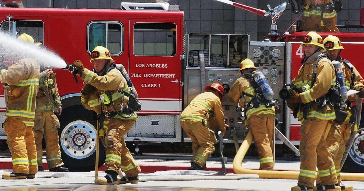 Arrestan a presunto pirómano en serie por incendios en Los Ángeles