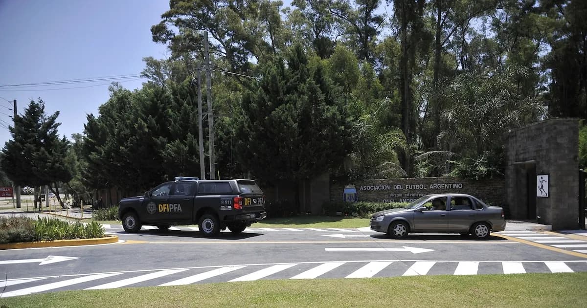 Allanamientos en la AFA: Investigaciones sobre contratos y desvíos de fondos