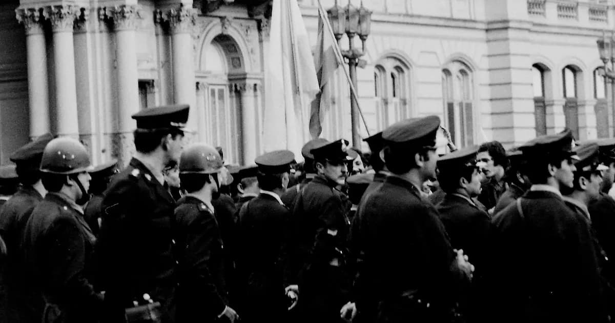 Imágenes Inéditas del Previo al Golpe del 76: Recuerdos de un Fotógrafo Argentino