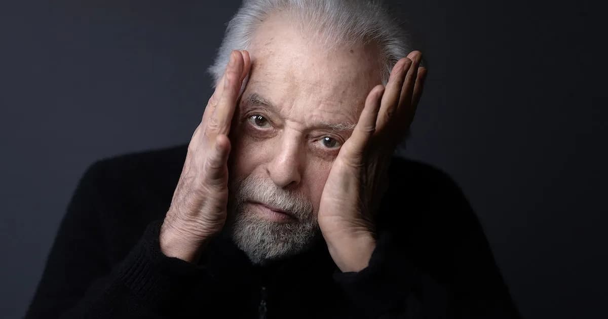 Alejandro Jodorowsky lanza un libro-objeto que recorre su vasta trayectoria artística a los 97 años