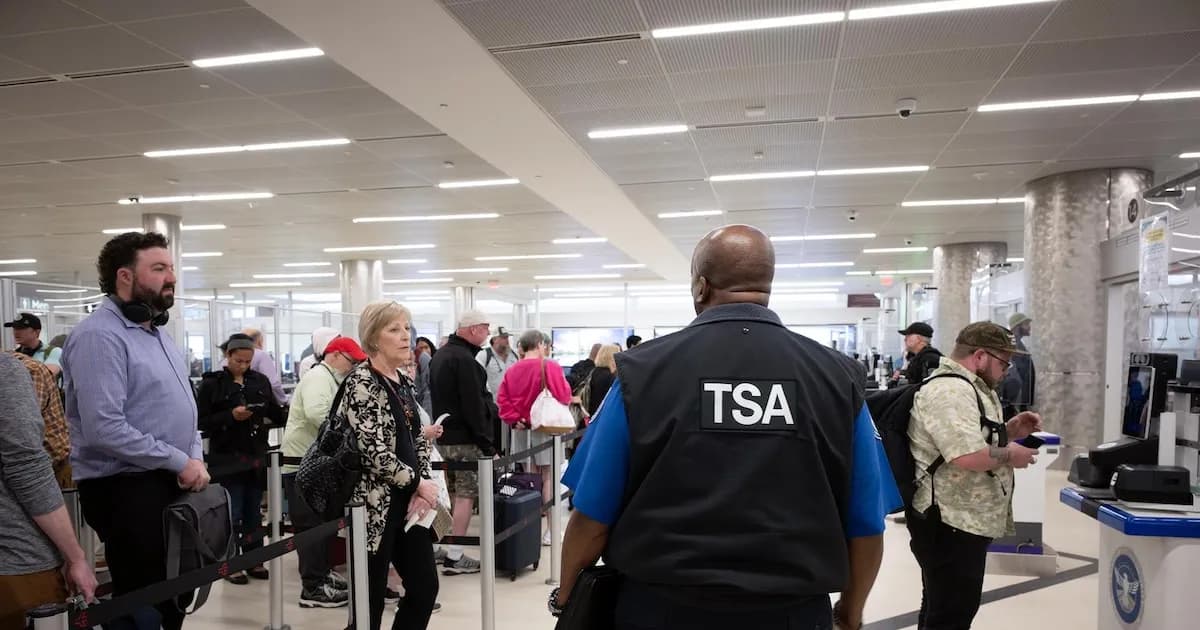 Trump sugiere el uso de agentes del ICE en aeropuertos de EE.UU. ante crisis presupuestaria