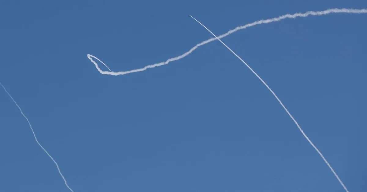 Impacto de un misil iraní provoca incendio en planta química en el sur de Israel