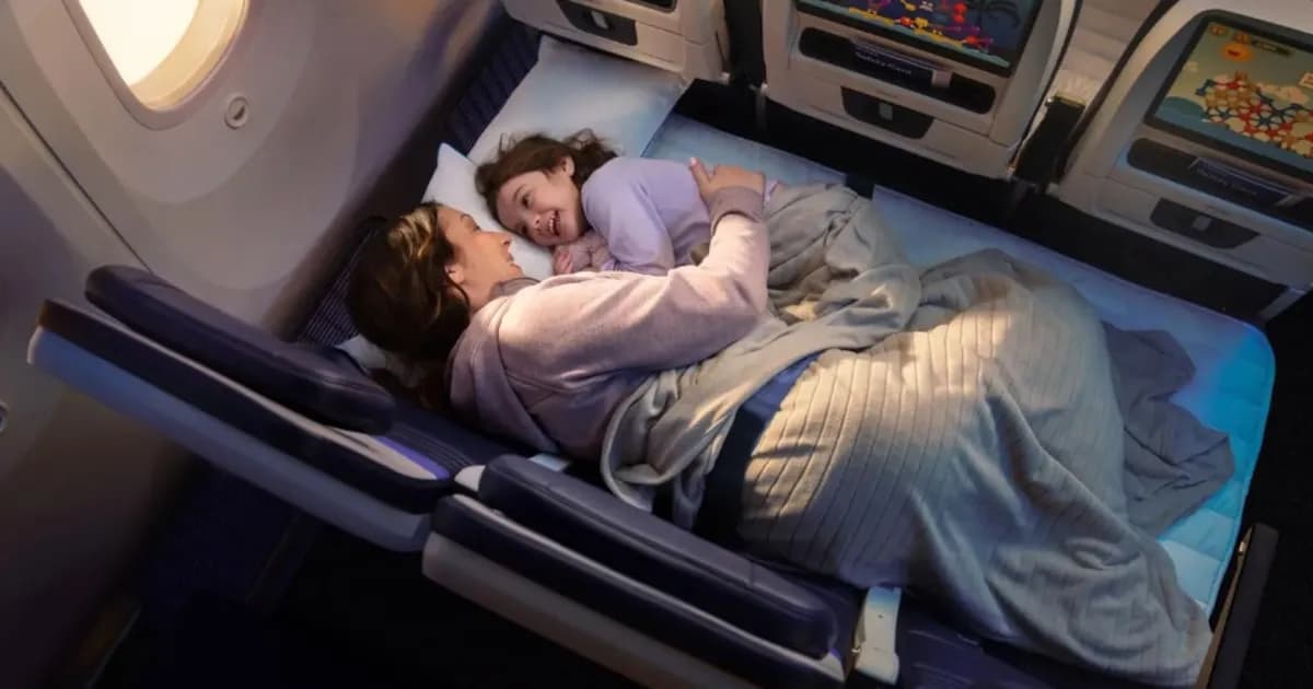 United Airlines revoluciona la clase económica con su innovador sofá cama