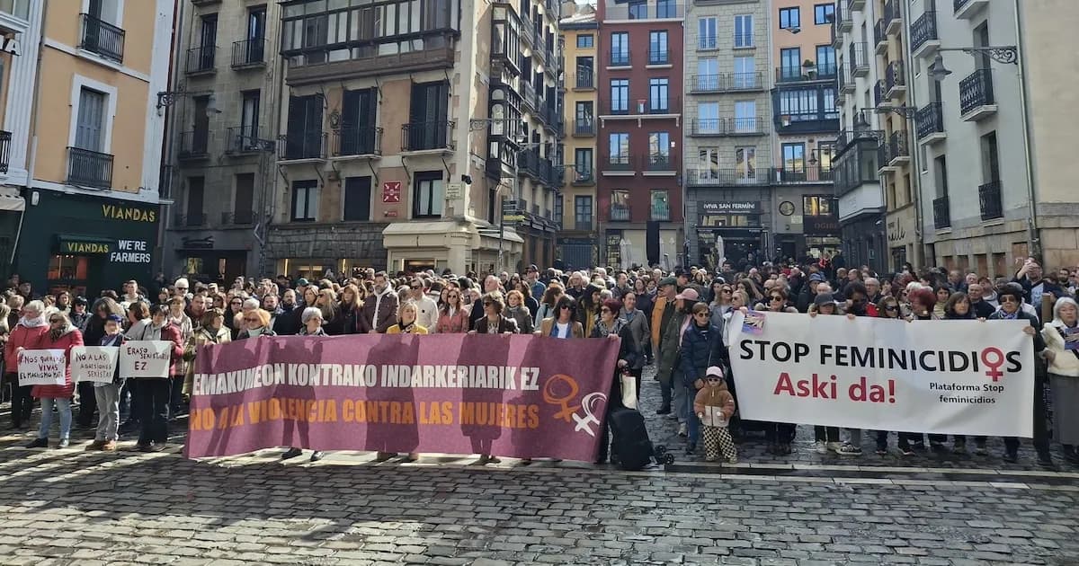 Concentración masiva en Pamplona contra la violencia de género tras el crimen en Sarriguren