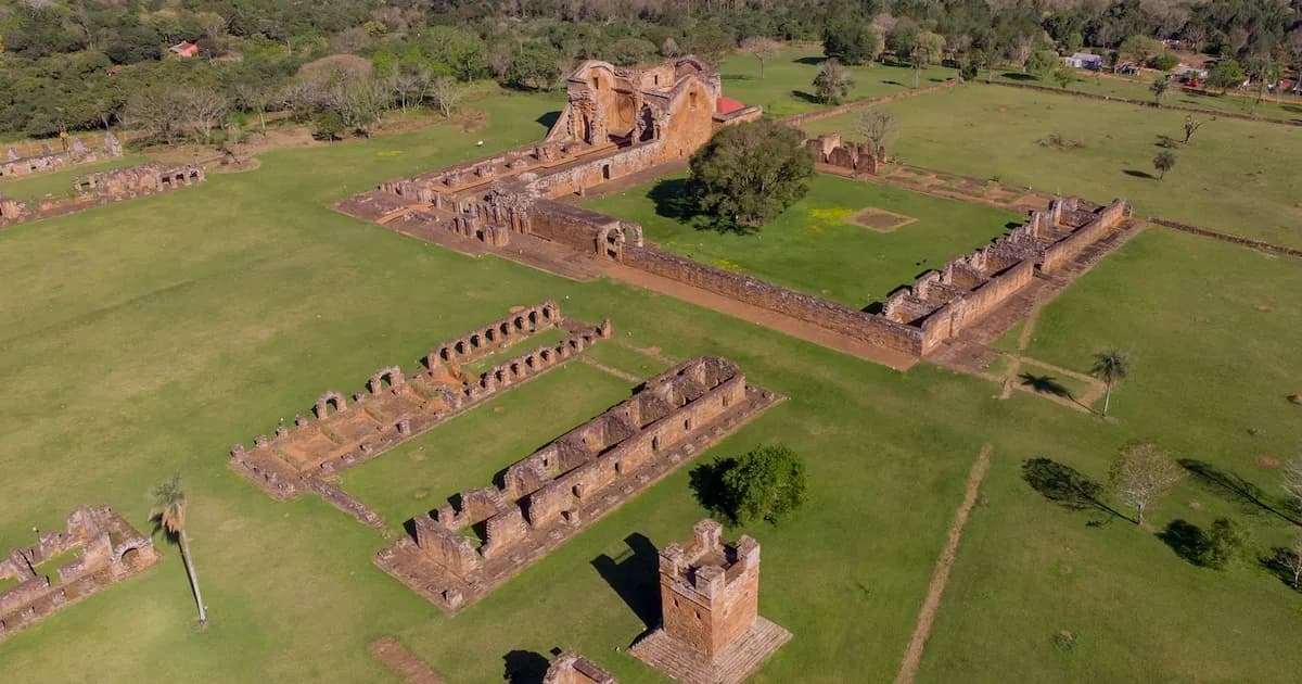Monumentos que Inspiran: Un Recorrido por el Turismo Cultural en el Conosur