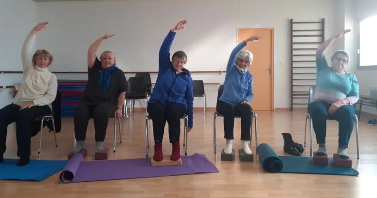 Yoga en silla: una alternativa accesible para adultos mayores y personas con movilidad reducida