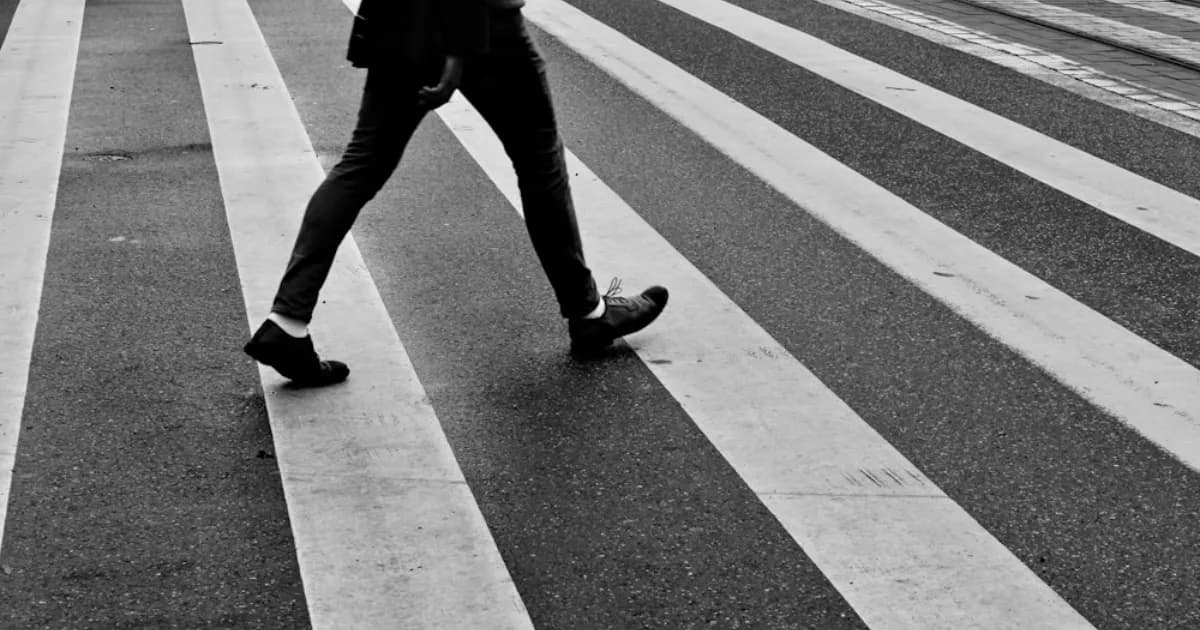 Cae en senda peatonal y pierde demanda por indemnización: la Justicia la condena a pagar costos