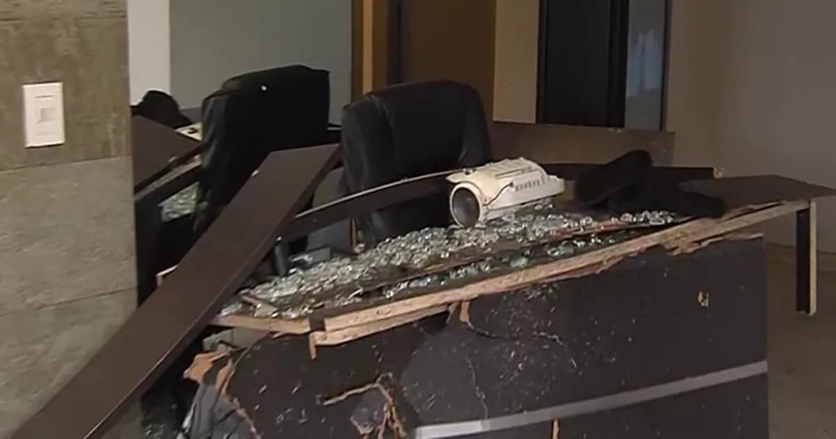 Accidente en Caballito: camioneta se incrusta en edificio tras choque nocturno