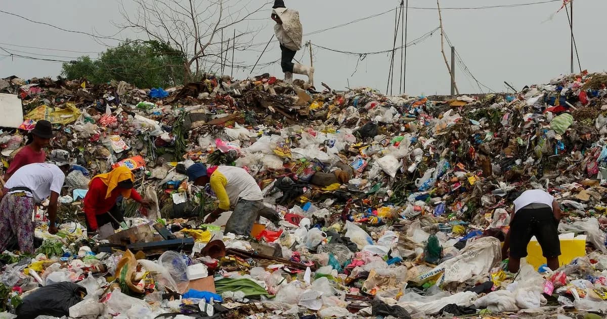 Desaparecen al menos 50 personas tras un colapso en un vertedero en Filipinas