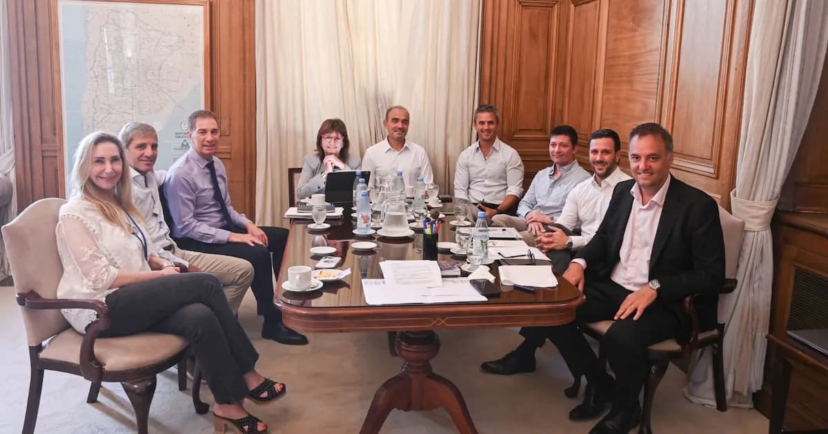Manuel Adorni convoca a la mesa política en un momento crucial por acusaciones de corrupción