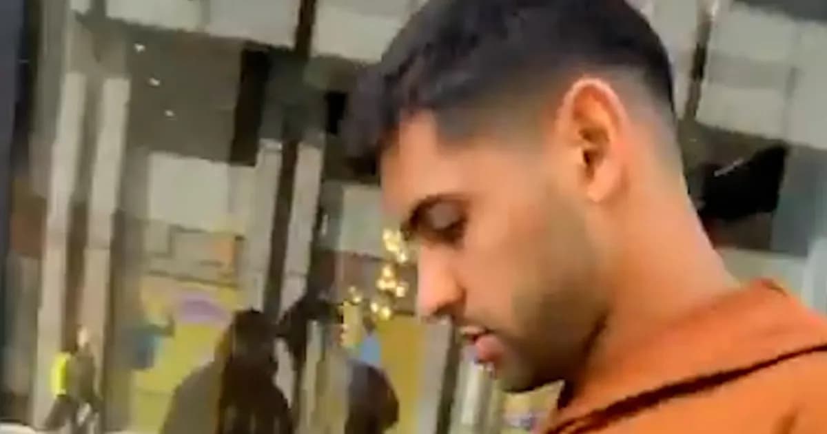 Un hincha del Arsenal se burla de Cuti Romero en Londres tras su lesión