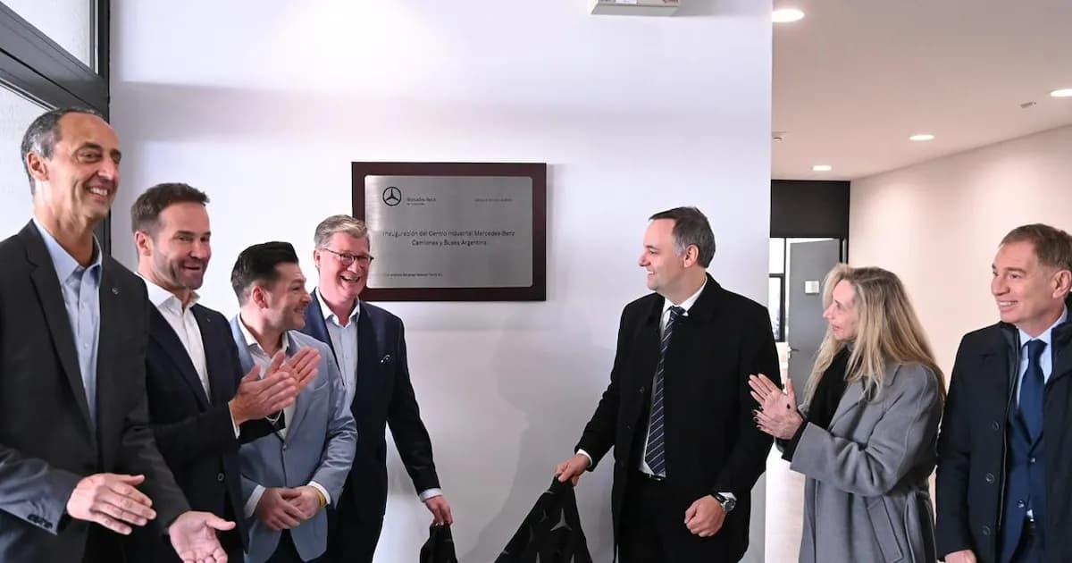 Manuel Adorni lidera inauguración de planta de Mercedes Benz en Zárate en medio de tensiones políticas