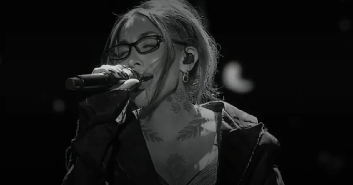 María Becerra superó un desmayo antes de su presentación en los Premios Platino