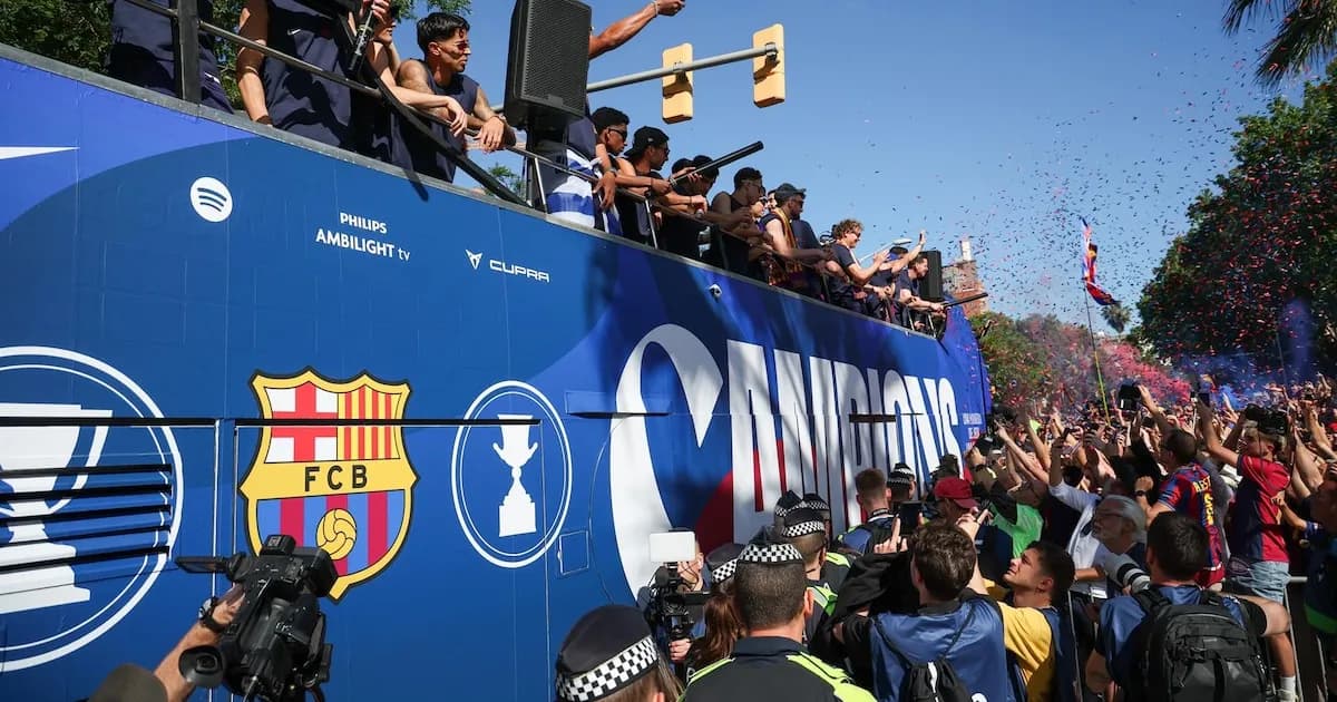 El FC Barcelona celebra en grande su doble triunfo ante miles de hinchas en la ciudad