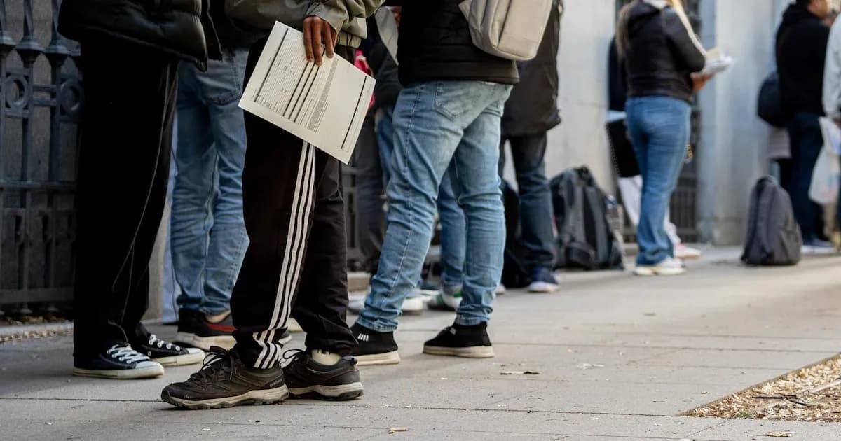 Un Mes de Regularización Migrante: 130.000 Solicitudes y Desafíos Legales en el Proceso