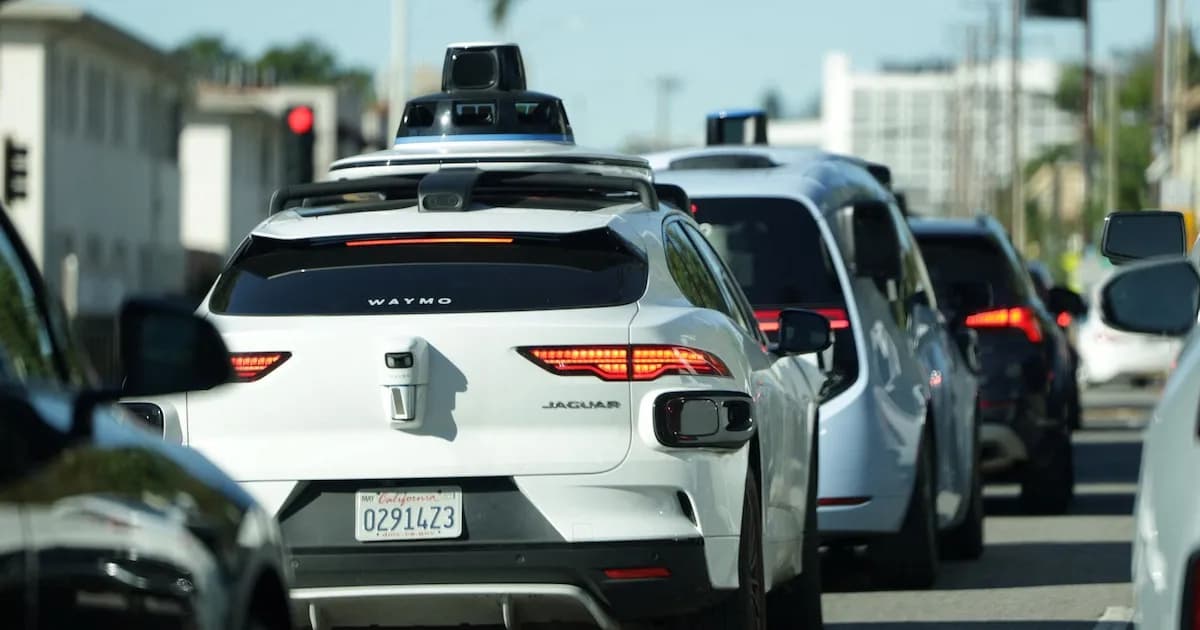 Waymo retira más de 3.700 autos autónomos por fallas en calles inundadas