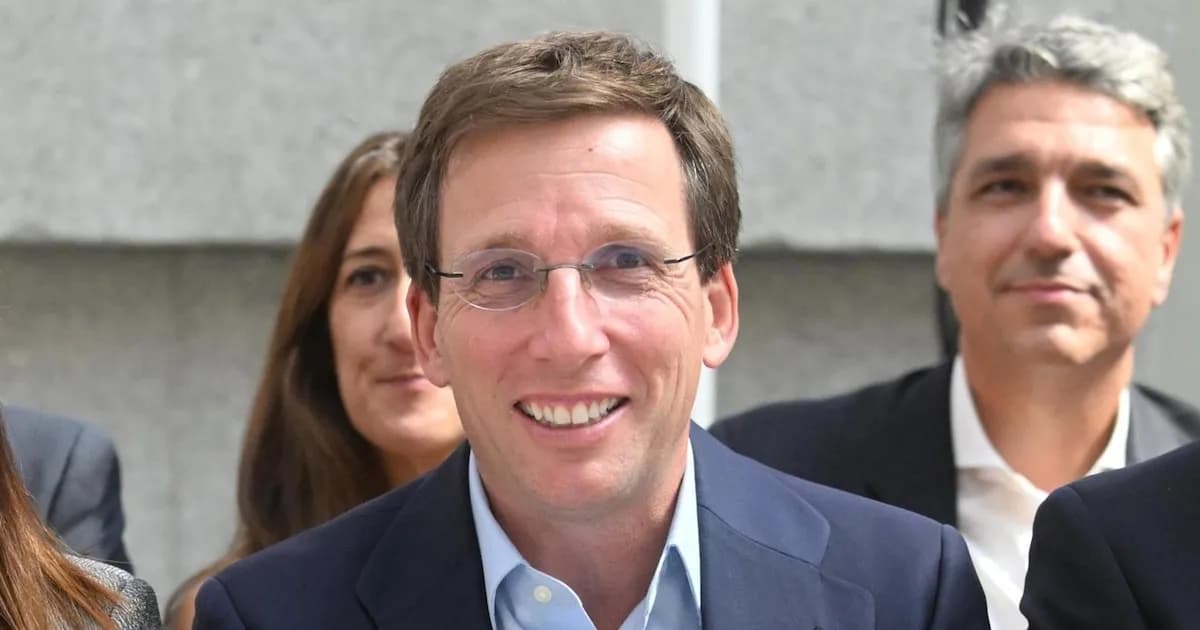 El alcalde de Madrid, José Luis Martínez-Almeida, y la tradición del chulapo que espera