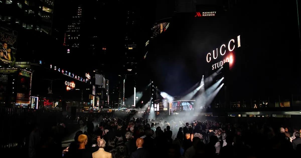 Gucci Revoluciona Times Square con un Desfile Inaugural del Nuevo Director Creativo