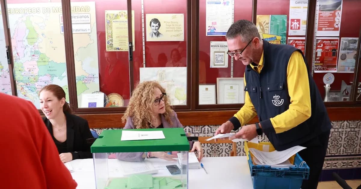 Se extiende el horario de votación en colegios de Sevilla, Málaga y Cádiz por retrasos