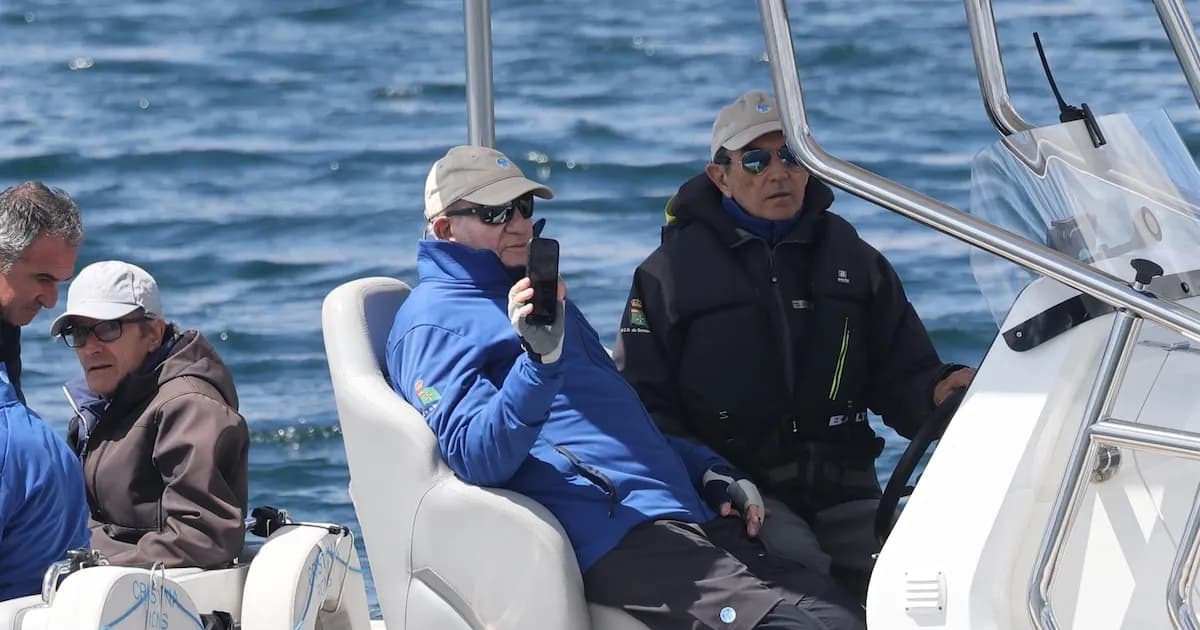 Juan Carlos I se despide de Sanxenxo tras un exitoso fin de semana en el mar