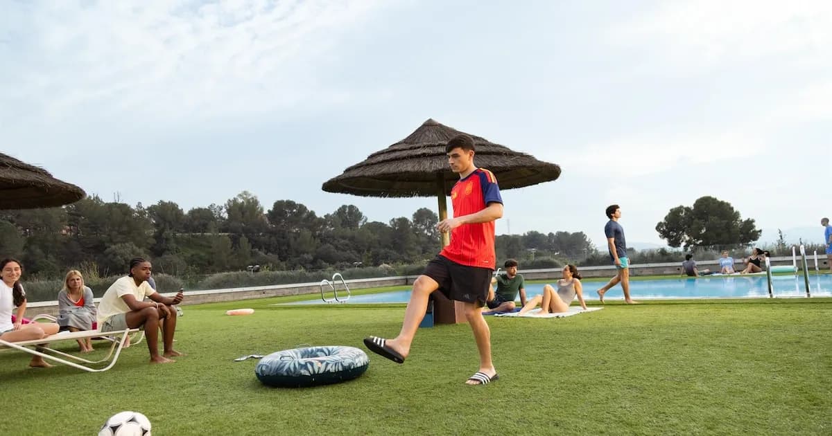 Pedri e Iniesta, protagonistas de la nueva campaña de verano de Decathlon