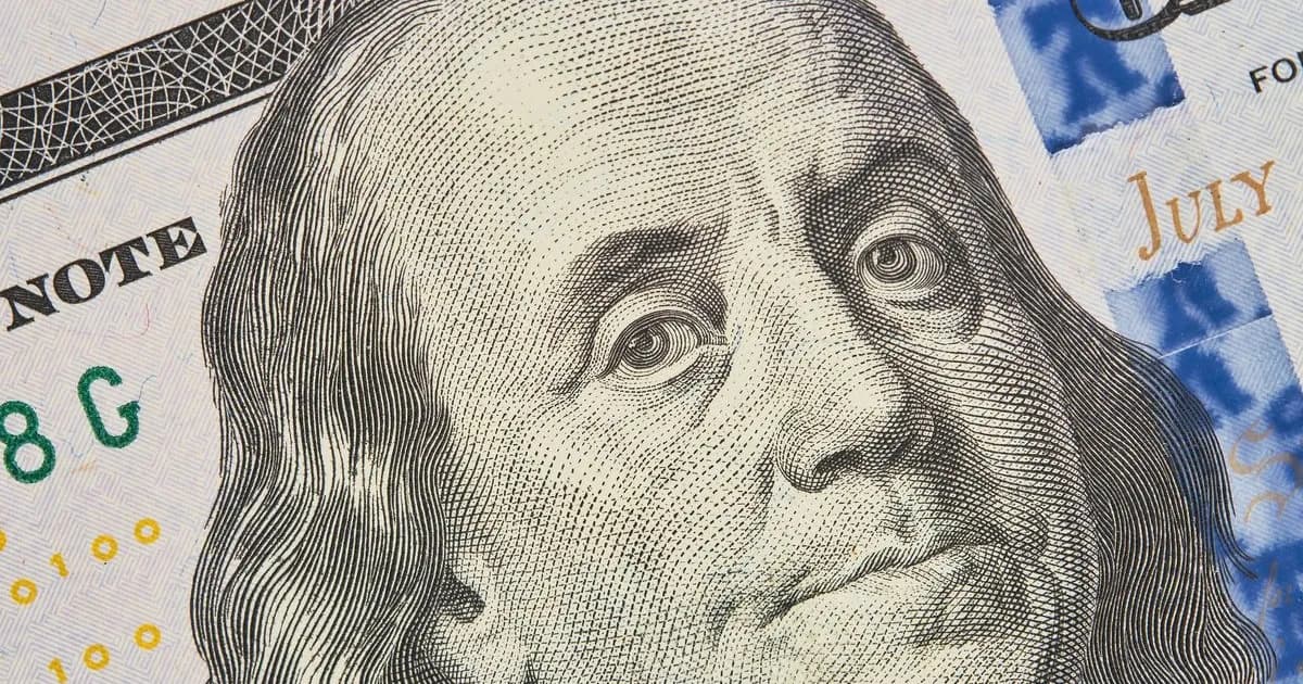 El dólar blue alcanza los $1.400 y marca un mes de subas continuas