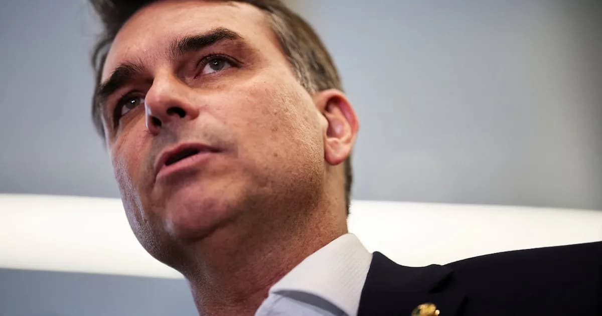 Flávio Bolsonaro admite reunión con banquero acusado de fraude y sobornos en Brasil