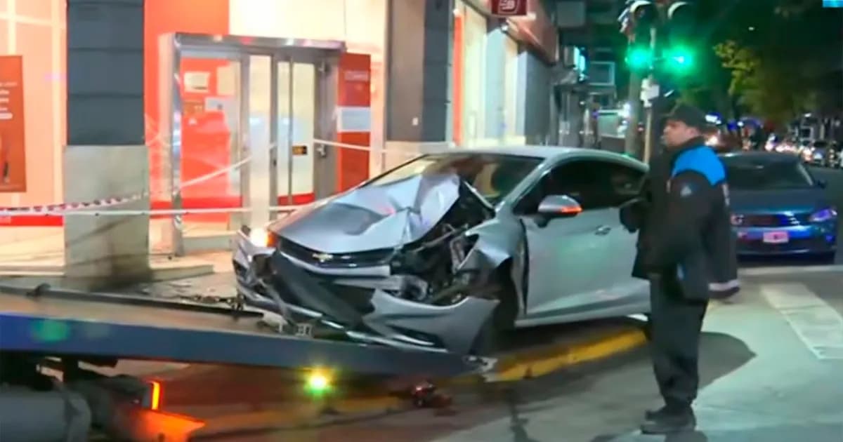 Joven de 18 años choca contra un banco en Palermo tras conducir alcoholizado