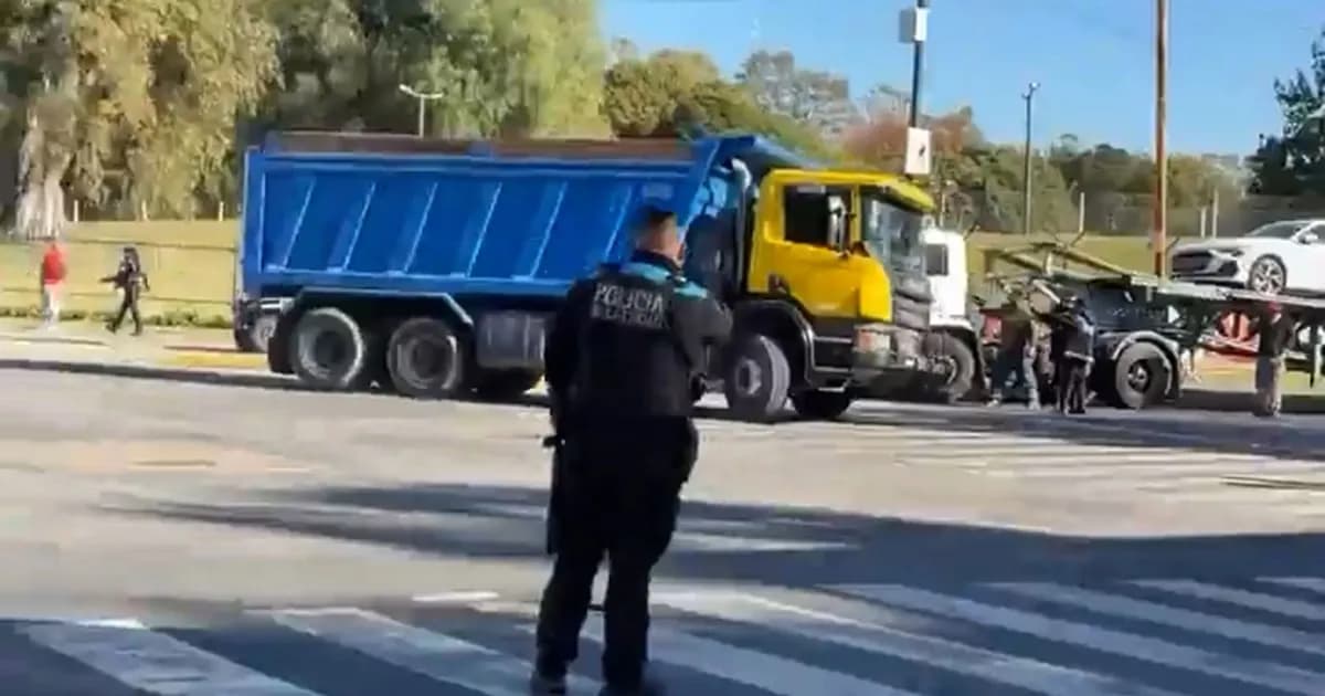 Caos en Saavedra: camionero desata un incidente de 30 minutos en plena calle