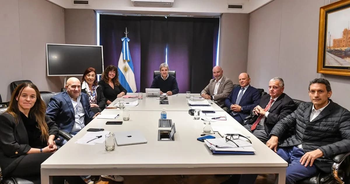 Luis Caputo amplía plazos para declaraciones juradas y escucha a contadores sobre el Dólar Colchón