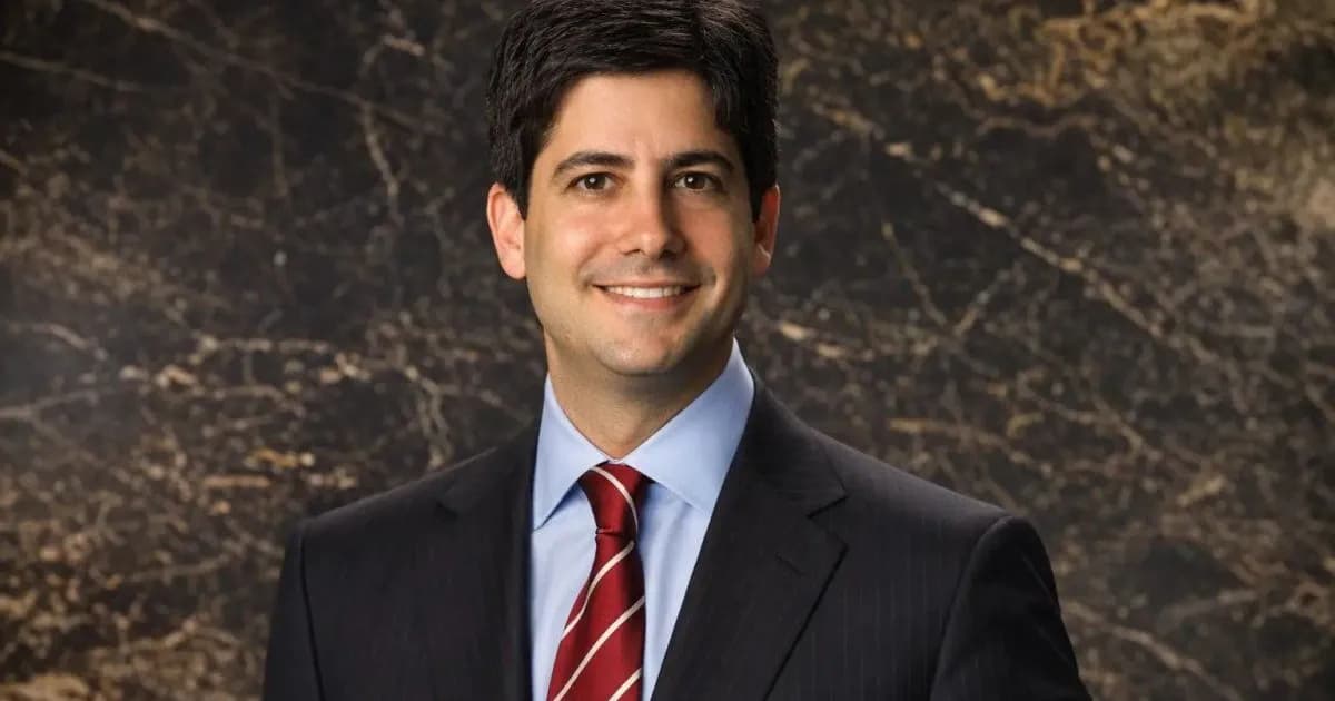 Kevin Warsh asume como presidente de la Reserva Federal en medio de tensiones económicas