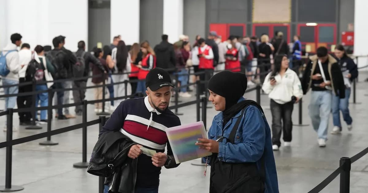Casi 550.000 migrantes solicitan regularización extraordinaria en España