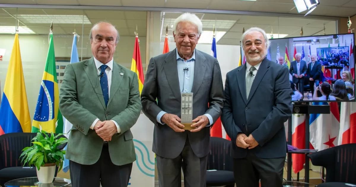 Felipe González recibe el Premio Ana Frank por su legado democrático