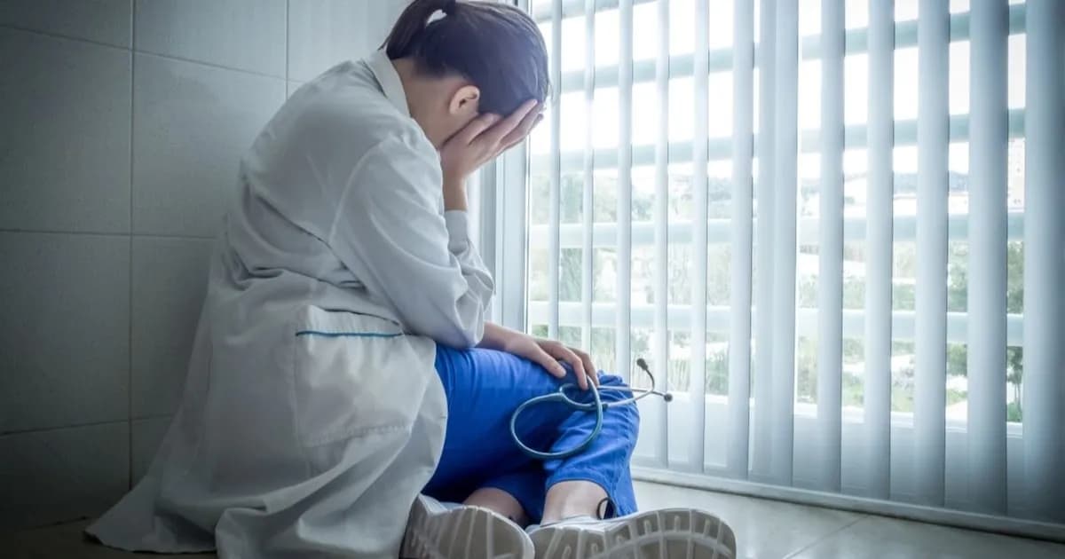 El estrés y el agotamiento: las principales razones de médicos que abandonan la práctica profesional