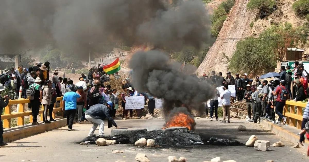 Tensión en Bolivia: Fuerzas del orden enfrentan bloqueos mientras crece la presión sobre Paz