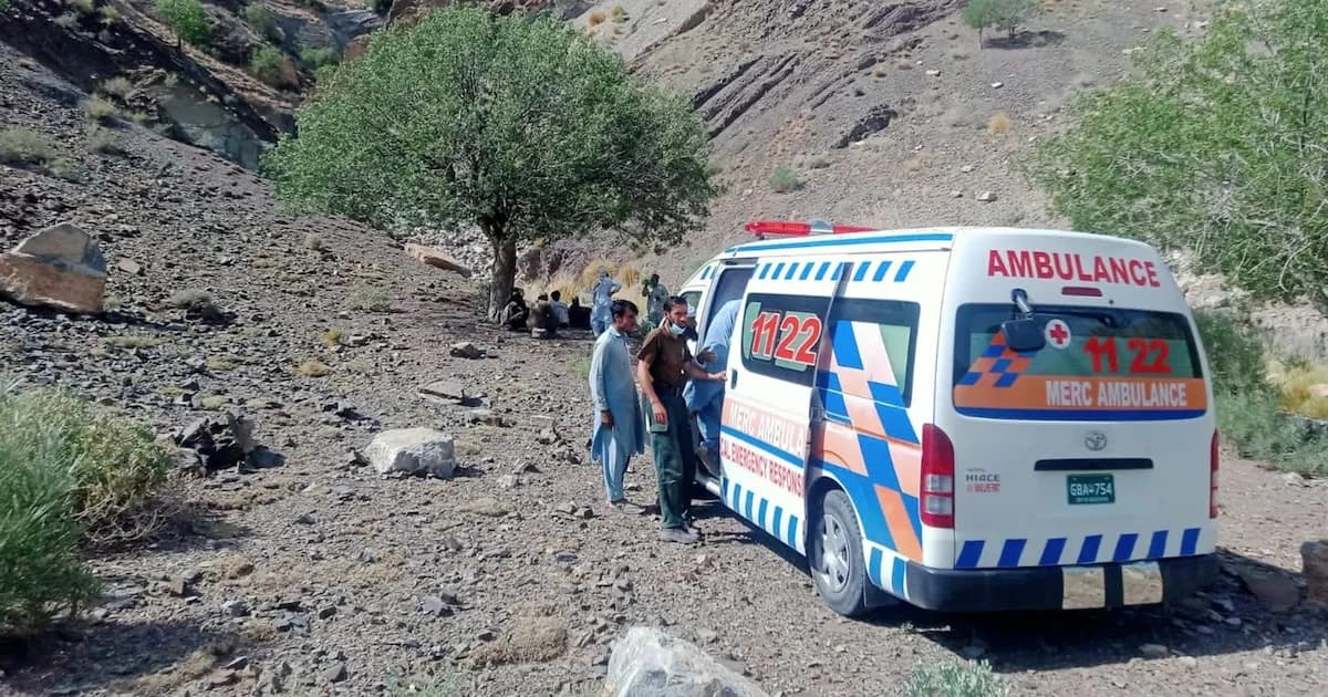Tragedia en Pakistán: 16 fallecidos en colisión entre autobús y furgoneta
