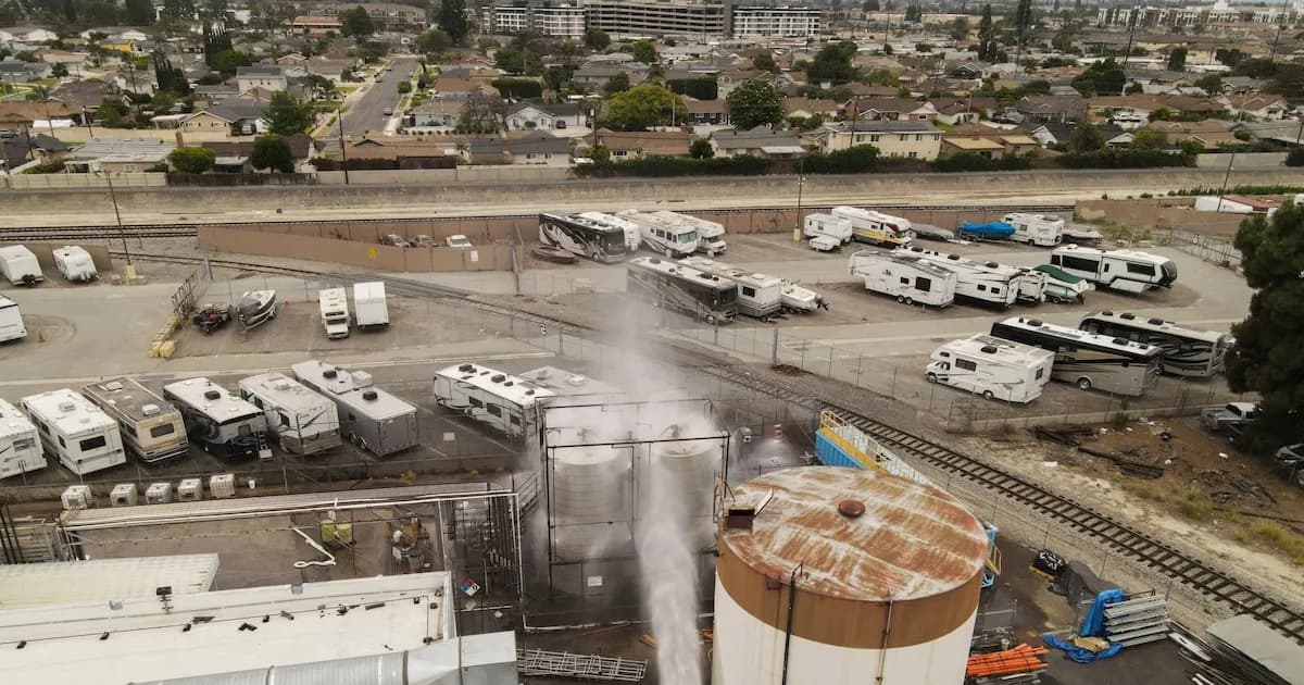 Grieta en tanque químico de California: 50.000 evacuados y riesgo controlado