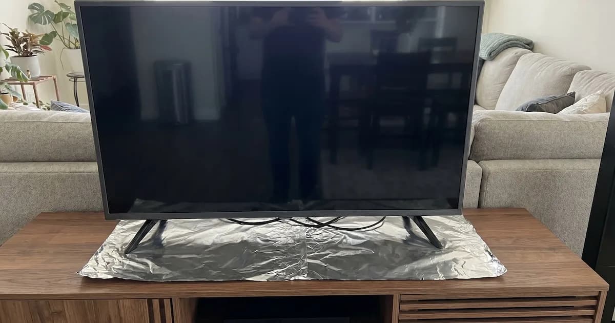 Uso del papel aluminio bajo el televisor: beneficios y precauciones a tener en cuenta