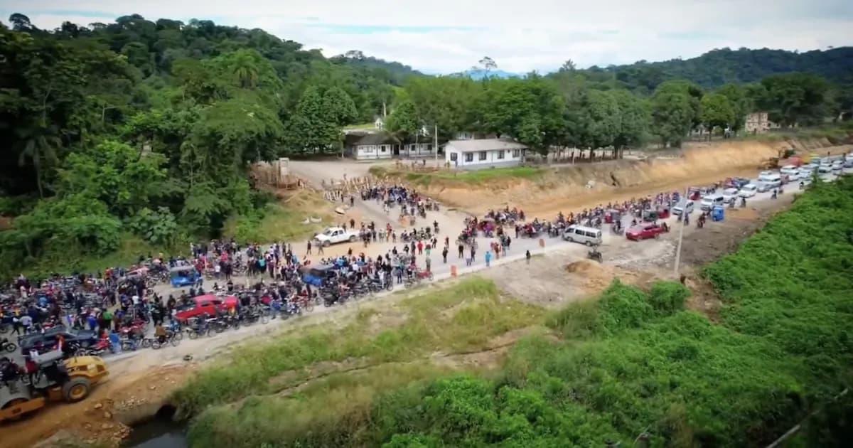 Cocaleros vigilan recinto militar en Cochabamba por temor a captura de Evo Morales