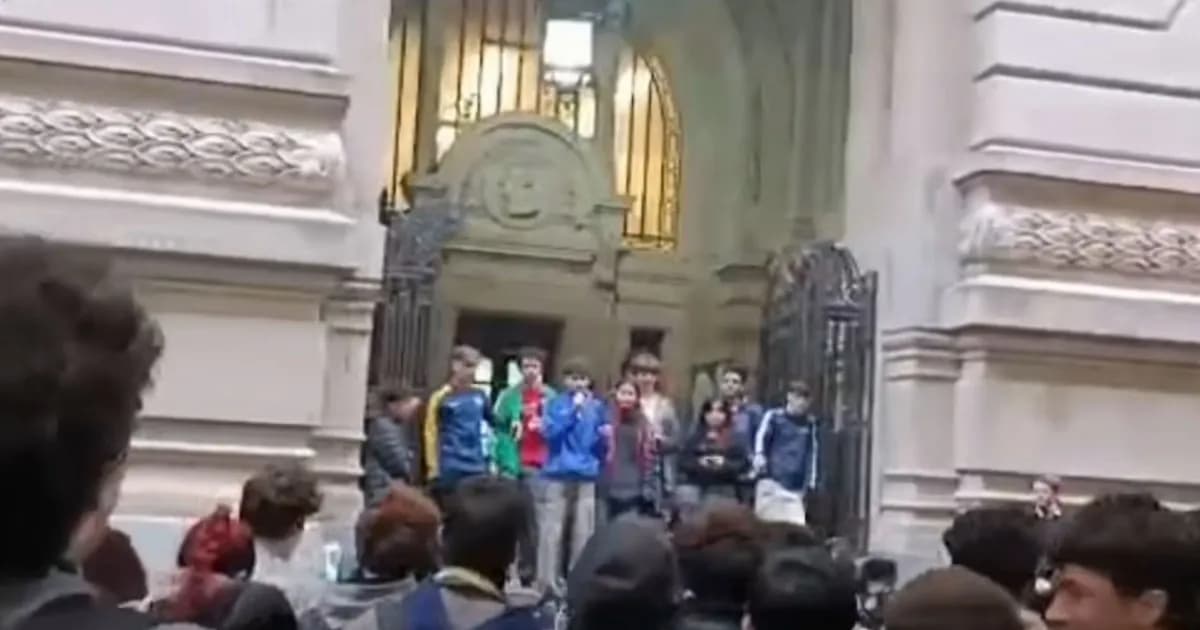 Estudiantes del Nacional Buenos Aires y Pellegrini ocupan sus escuelas exigiendo financiamiento universitario