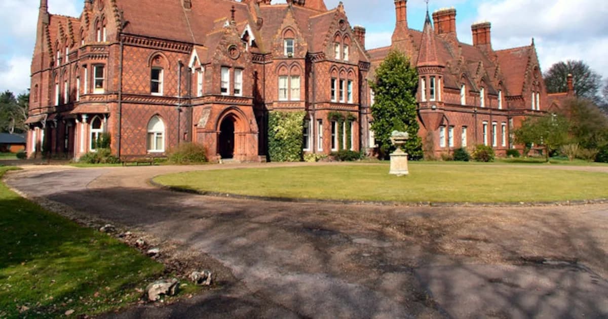 Se pone a la venta una finca gótica de una comedia de Netflix por más de 5 millones de euros