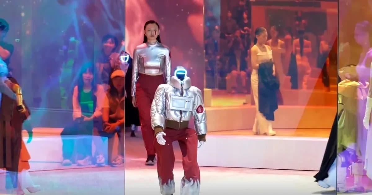 Desfile de Moda en Seúl: Robots Humanoides y Modelos Humanas Convergen en el Escenario