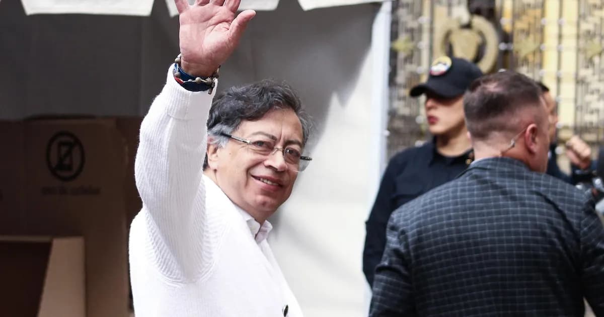 Gustavo Petro vota por Iván Cepeda y hace un llamado a la democracia en Colombia