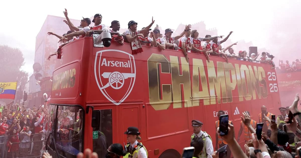 El Arsenal celebra su triunfo en la Premier tras la amarga final de Champions