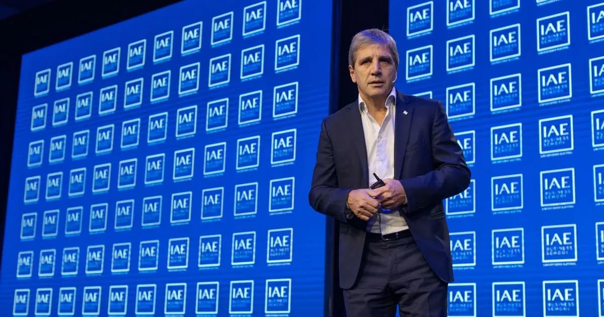 Luis Caputo Defiende el Modelo Económico Actual: Más Dólares y Beneficios para la Población
