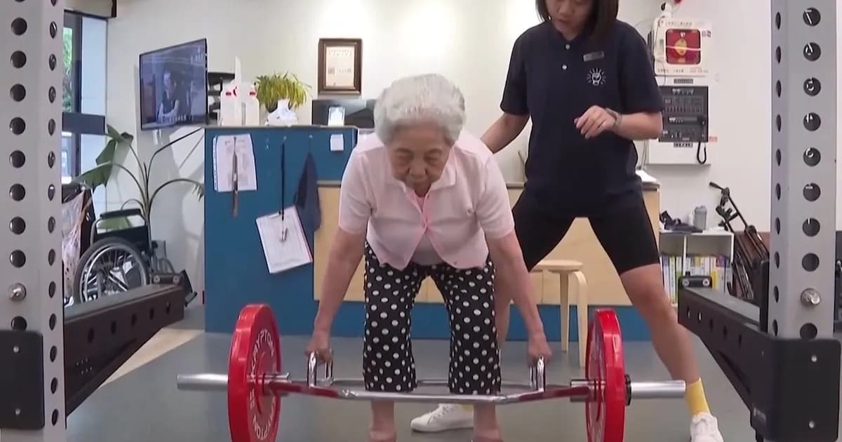 El ejemplo de vitalidad de dos abuelas taiwanesas: ejercicio y disciplina en el gimnasio