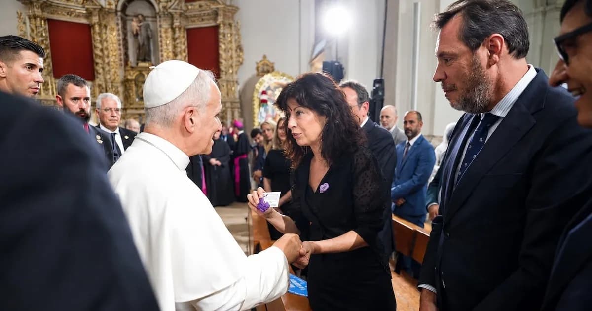 Ministra de Igualdad entrega mariposa morada al Papa en homenaje a víctimas de violencia de género