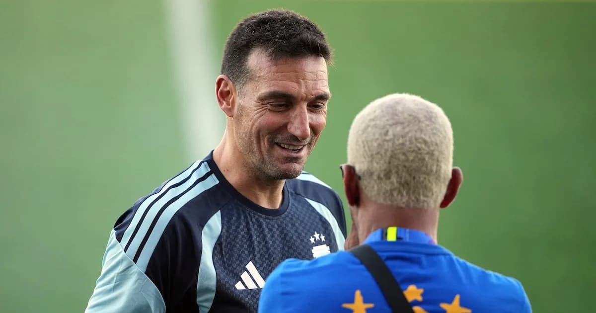El emotivo reencuentro entre Scaloni y Djalminha en la selección argentina