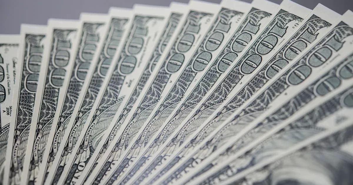 El dólar oficial registra su primera baja semanal desde mayo, alejándose del techo de la banda