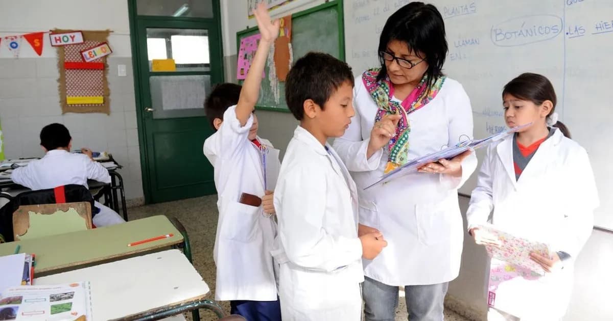 Oposición impulsa proyecto para aumentar salarios docentes hasta $119.473